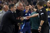 José Mourinho fliegt im Duell zwischen Fenerbahce und seinem Ex-Klub Manchester United vom Platz. Der Portugiese wittert eine große Verschwörung - und pestet mal wieder gegen die Schiris und die UEFA.