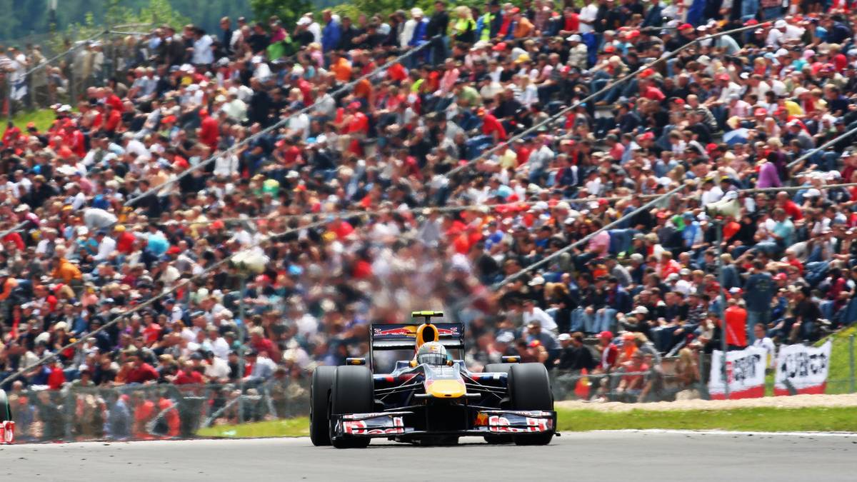 2009: Gleich in seiner Premieren-Saison bei Red Bull sorgt Vettel ordentlich für Furore. Mit dem Rückenwind eines Sieges in Silverstone kommt er zum Nürburgring (der sich damals jährlich mit dem Hockenheimring abwechselt), muss dort bei seinem zweiten Platz aber Teamkollege Mark Webber vor sich dulden