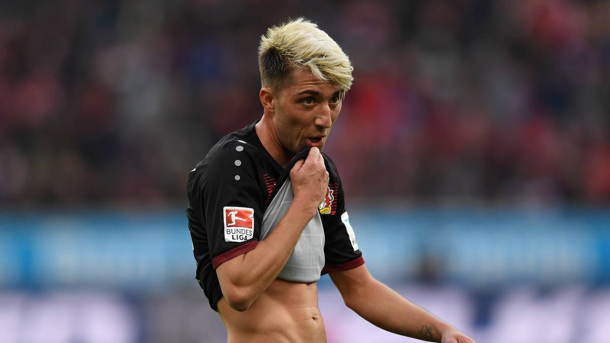 WAS LÄUFT? Kevin Kampl kokettierte zuletzt öffentlich mit einem Wechsel nach China, doch Sportchef Rudi Völler beharrt auf 30 Millionen Euro Ablöse. Eine Summe die der Klub von Ex-Bayer Trainer Roger Schmidt (noch) nicht zahlen will. Immerhin: Einem Wechsel von Bernd Leno zu Neapel erteilte Völler eine Absage