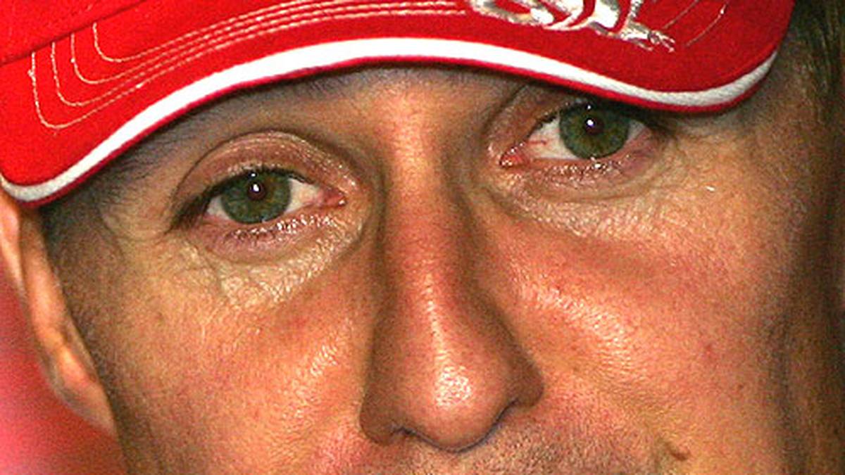 Bei der Pressekonferenz zum Rennen gibt es nur ein Thema: den Rücktritt. Schumacher hat größte Mühe, seine Tränen zurückzuhalten 