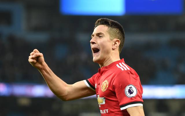 Manchester United Ander Herrera Spuckt Auf Wappen Von Manchester City