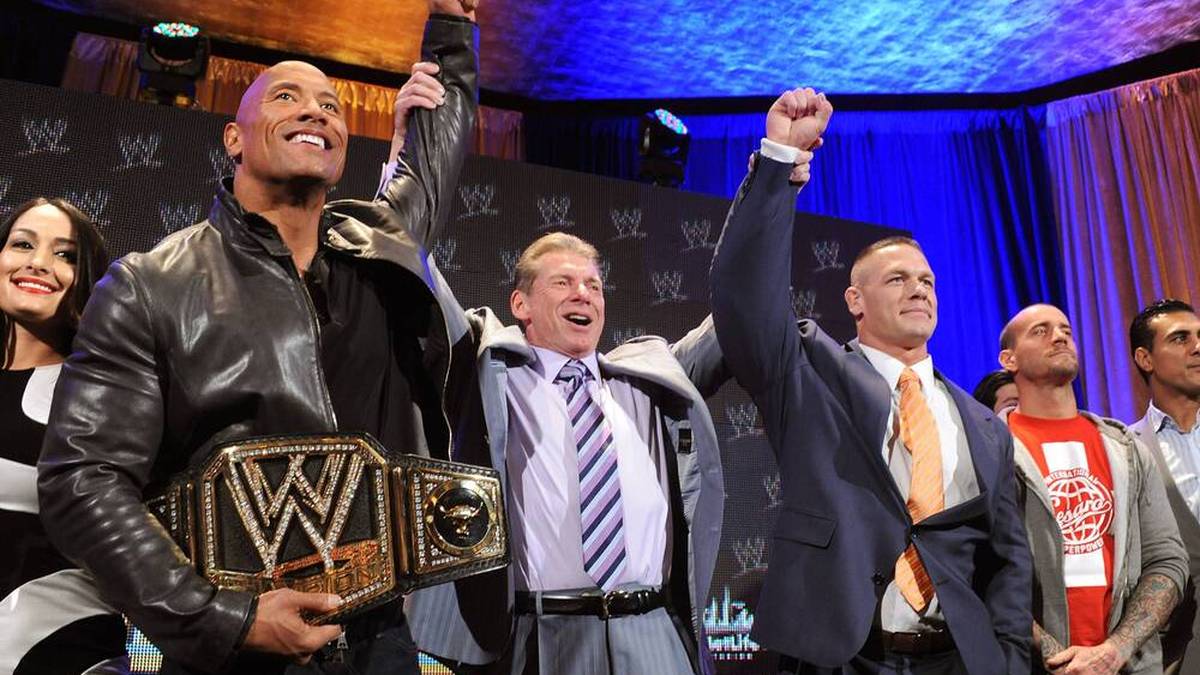 Vince McMahon brachte bei WWE unter anderem Dwayne "The Rock" Johnson und John Cena (links und rechts neben ihm) groß heraus