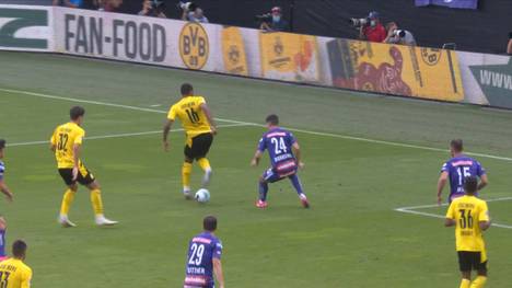 Borussia Dortmund ist im Testspiel gegen Austria Wien in Torlaune. Sogar Abwehrspieler Akanji trickst mit der Hacke.
