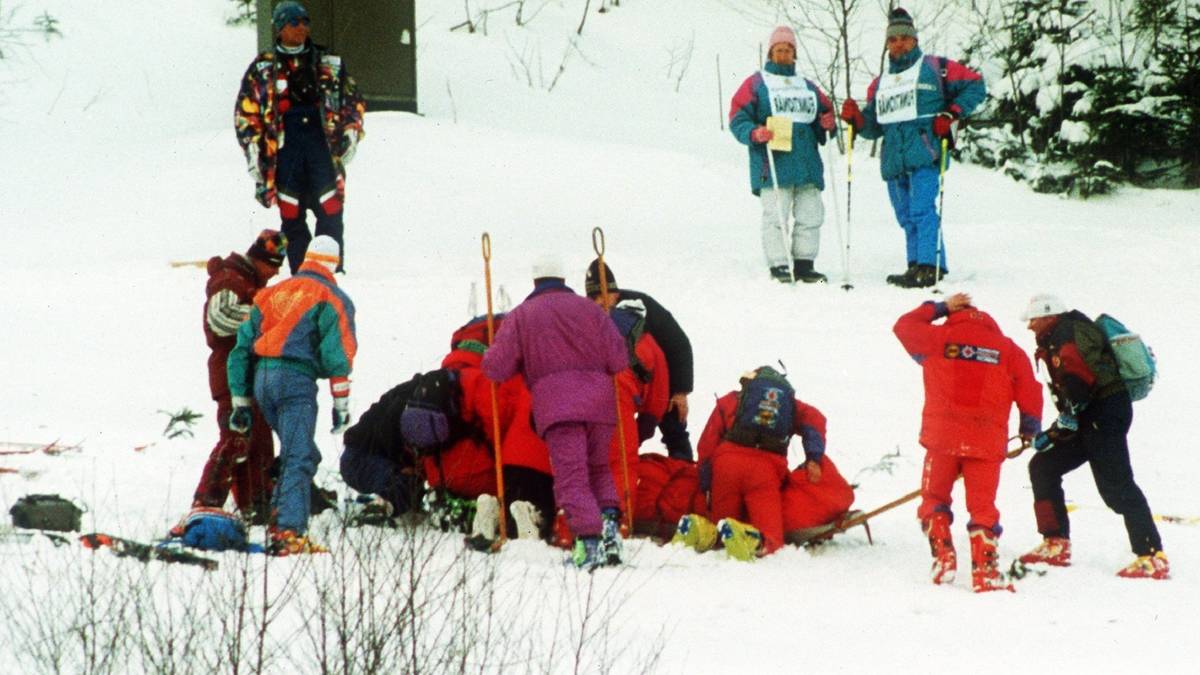 Die Österreicherin prallt bei der Weltcup-Abfahrt nach einem Sturz im unteren Streckenteil der Kandahar mit dem Kopf gegen eine Zeitmess-Vorrichtung und erleidet einen Genickbruch