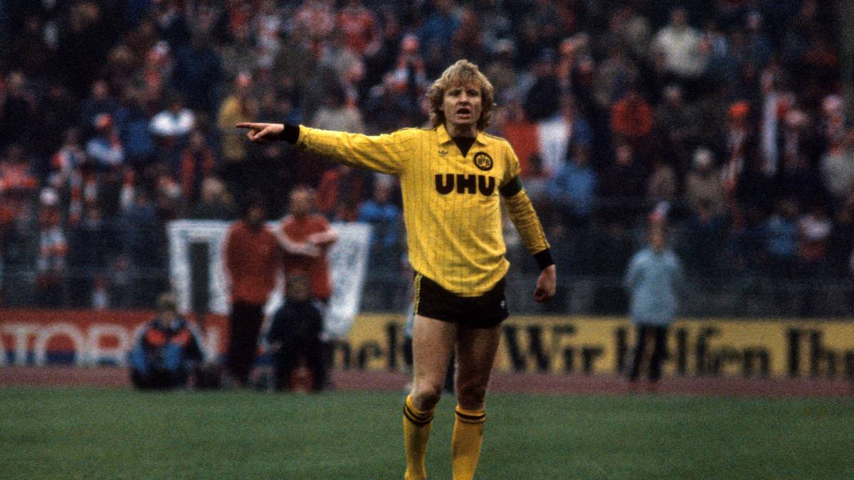 Nach seinen guten Jahren in Essen (64 Spiele, 32 Tore) wechselt der Blondschopf 1976 zu Borussia Dortmund, wo er nicht nur zum Publikumsliebling, sondern auch zum Kapitän der Schwarz-Gelben wird