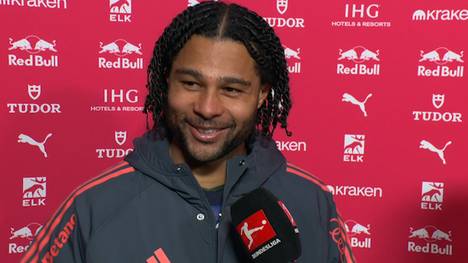 Serge Gnabry wirkt im Interview bei SPORT1-Chefreporter Stefan Kumberger gelöst. Michael Olise bringt den Flügelflitzer aber kurzzeitig aus dem Konzept. 