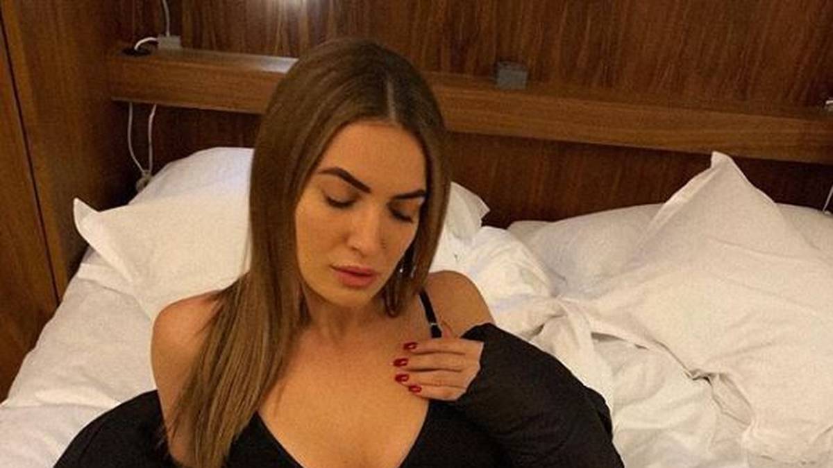 Auch wenn beide die Gerüchte bislang nicht bestätigt haben: Die 27 Jahre alte Popsängerin aus dem Kosovo weilt ihren Social-Media-Aktivitäten zufolge aktuell sehr häufig in England – eben wegen Shaqiri, behauptet das Magazin und beruft sich dabei auf „verlässliche Quellen“