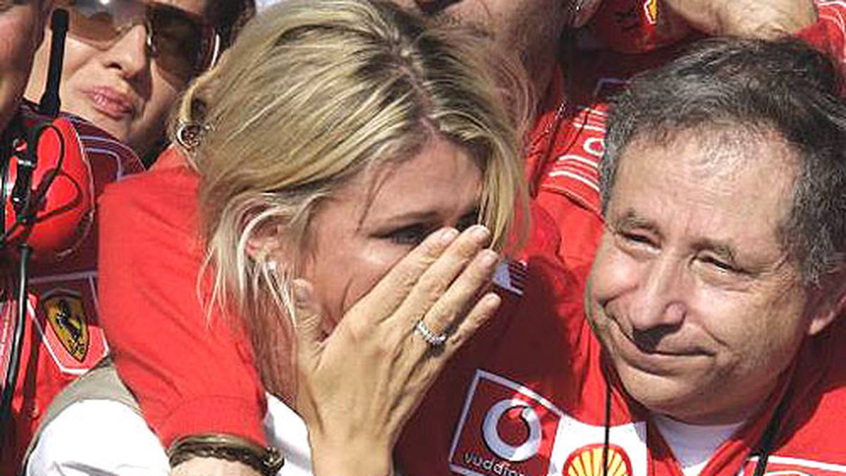 Corinna kann ihre Tränen nach der Rücktrittserklärung nicht verbergen. Todt tröstet Schumachers Frau