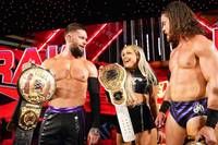 Das Story-Geschehen bei WWE RAW geht turbulent weiter - gekrönt von einem Titelwechsel. Das nahende World-Title-Match bekommt eine spannende Klausel.