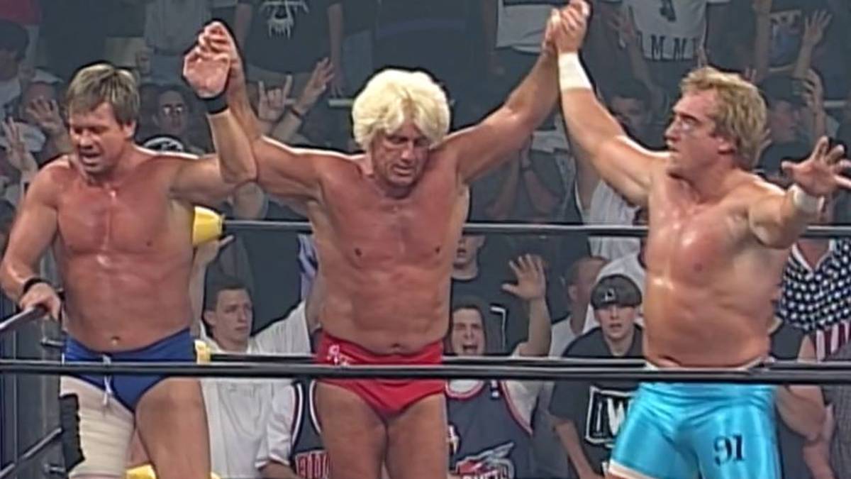 Kevin Greene (r.) mit den Wrestling-Legenden Roddy Piper (l.) und Ric Flair