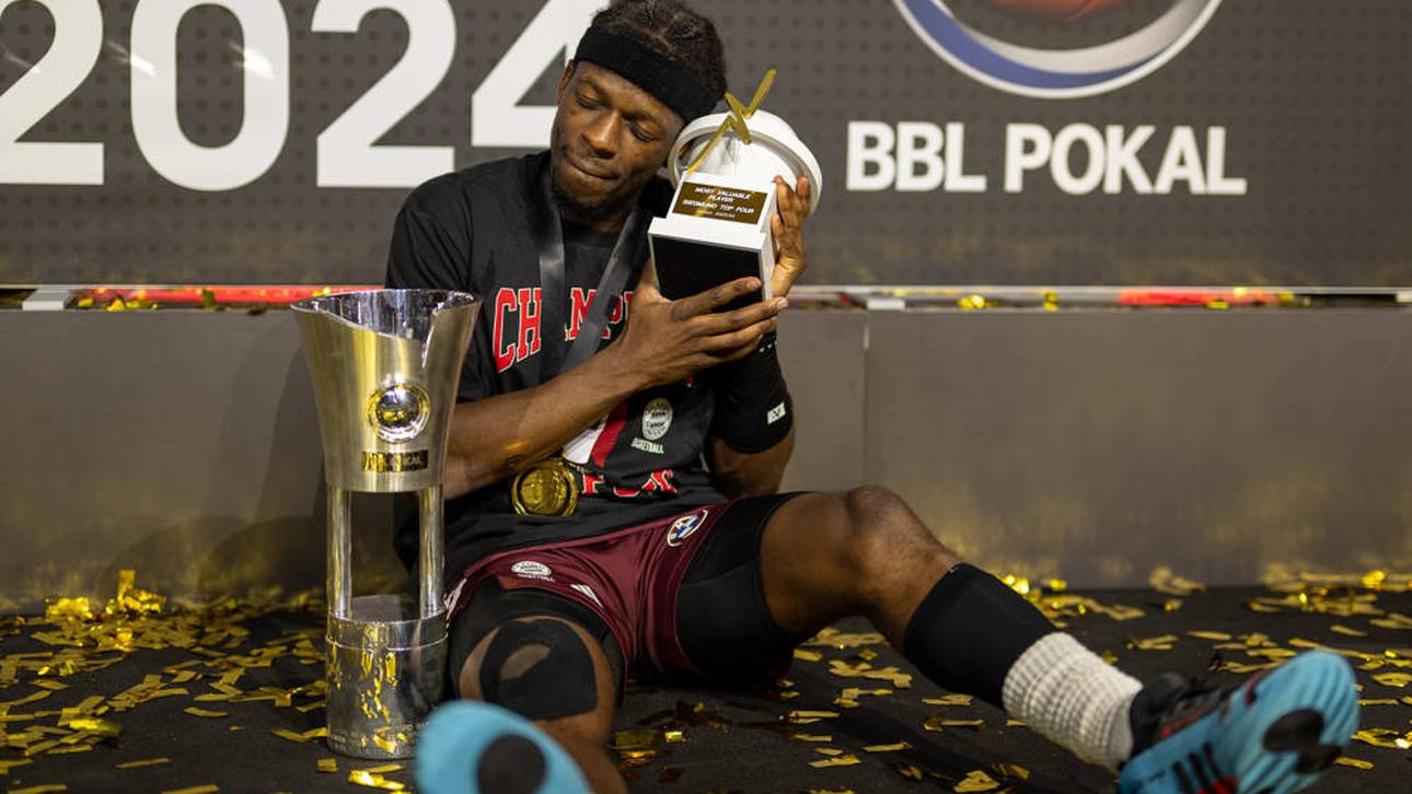 Sylvian Francisco mit dem Pokal und der MVP-Trophäe