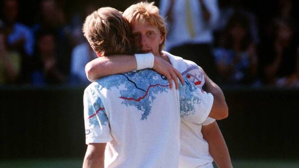 Boris Becker (hinten) gratuliert Stefan Edberg zum Wimbledon-Sieg 1990