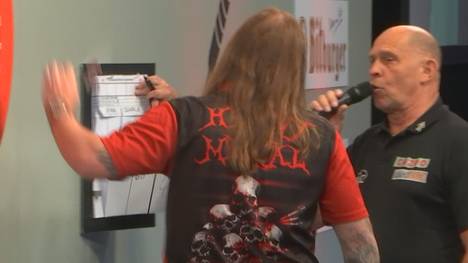 Ryan Searle zieht in Runde 2 ein. Dabei sah es zunächst nach einer klaren Angelegenheit für Michael Smith aus. Im Entscheidungs-Leg hat dann doch Searle die Nase vorne.