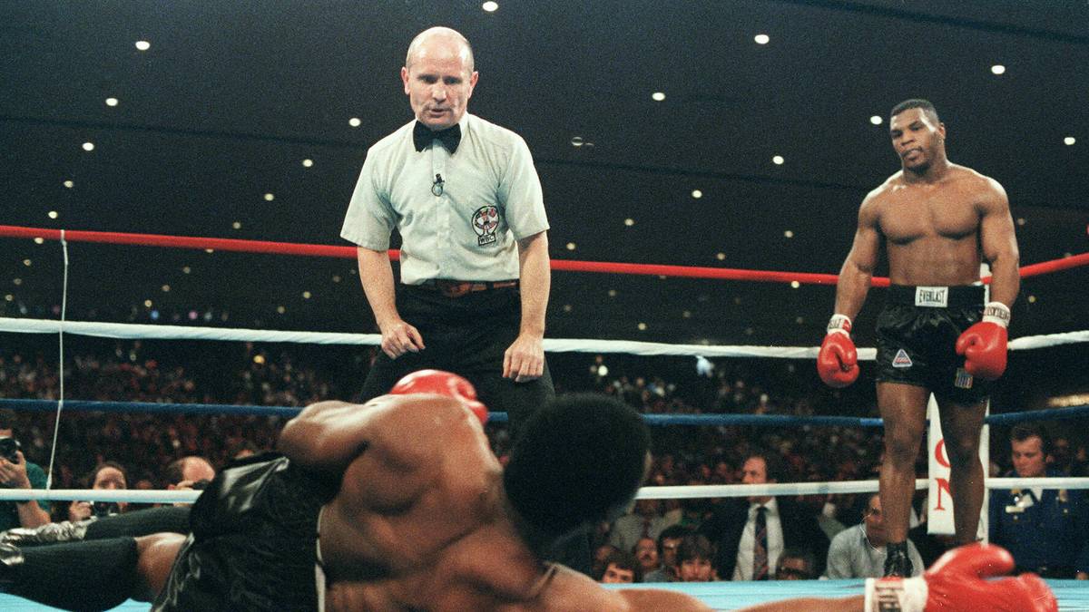Heute vor 33 Jahren, am 22. November 1986, schreibt Box-Legende Mike Tyson Geschichte. Mit 20 Jahren und 144 Tagen schlägt "Iron Mike" seinen Gegner Trevor Berbick K.o. und krönt sich zum jüngsten Schwergewichtsweltmeister aller Zeiten
