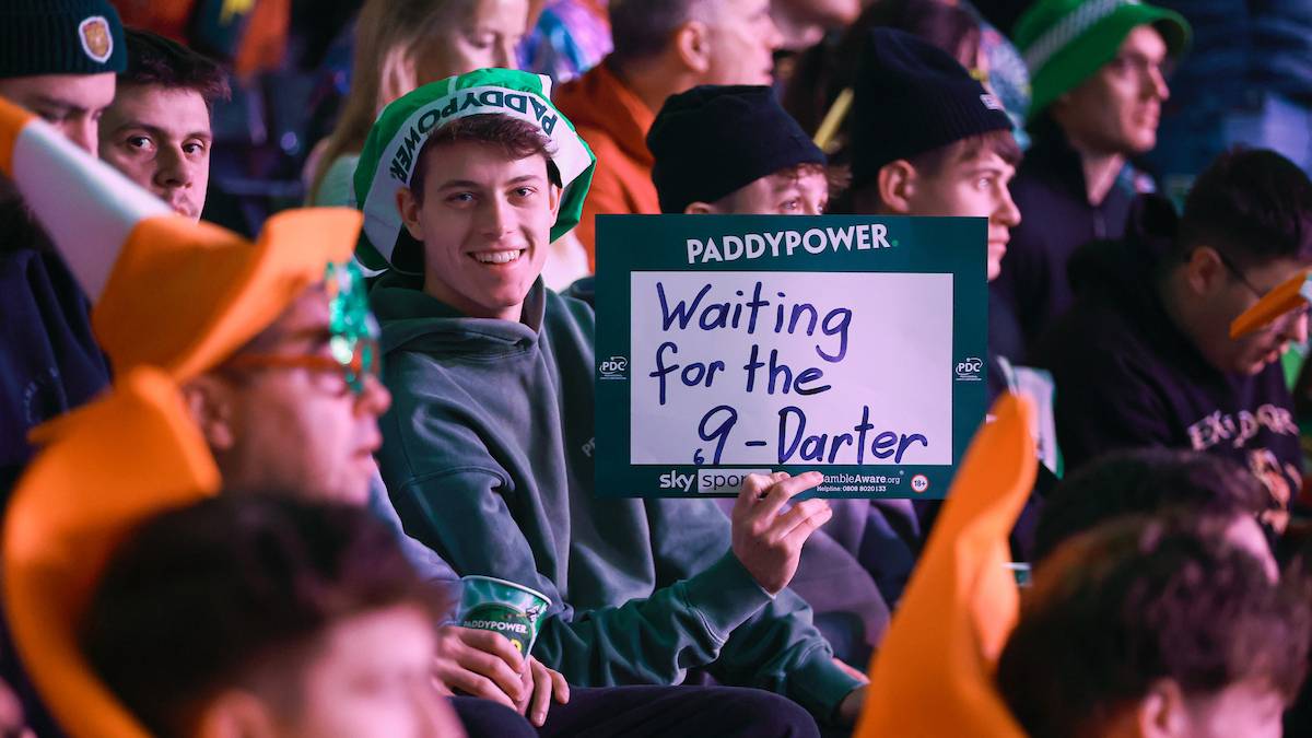 Dieser Fan wartet gespanntuf den ersten 9 Darter