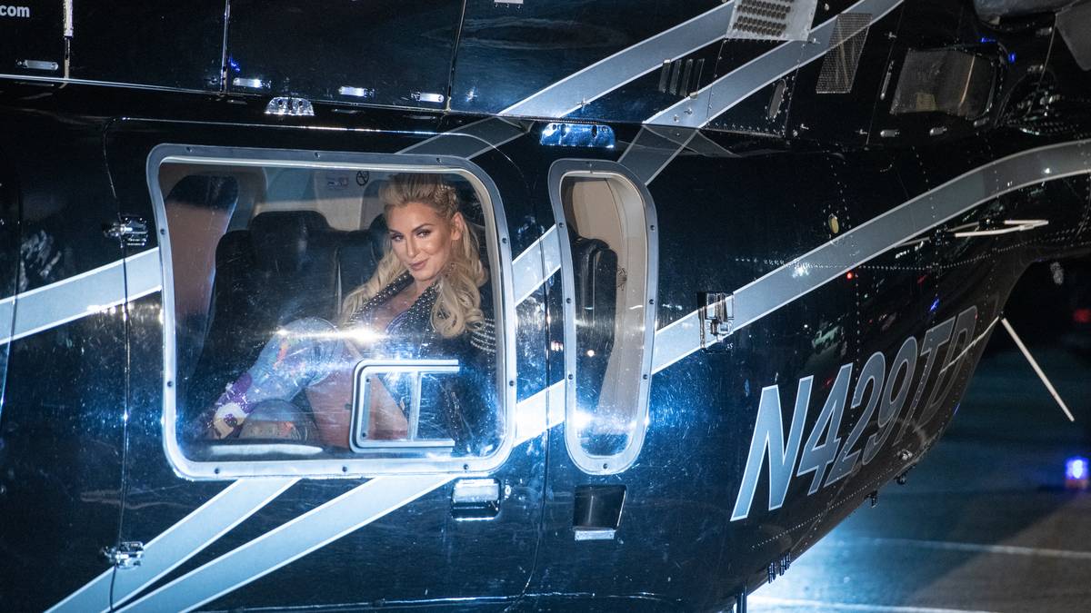 Scheinbar direkt vor dem Kampf landet der Helikopter bei der Arena ...