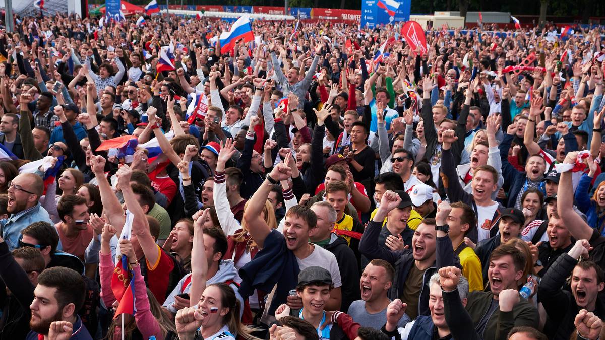 Auf dem Fan-Fest in Moskau herrscht eine wilde Party