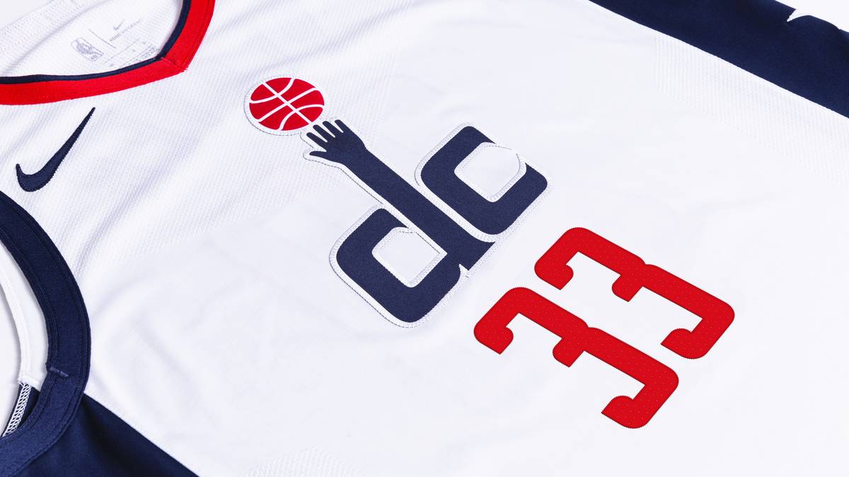 WASHINGTON WIZARDS: Das Trikot der Wizards verkörpert eine Idee, die auf dem Platz wahr ist, aber größer als Basketball: dass man gemeinsam stärker ist. Das patriotische Design zeigt mutige Stern- und Streifen-Details, die sich über die Seiten erstrecken, wobei die roten und blauen Farben in scharfem Kontrast zum weißen Hintergrund des Trikots stehen
