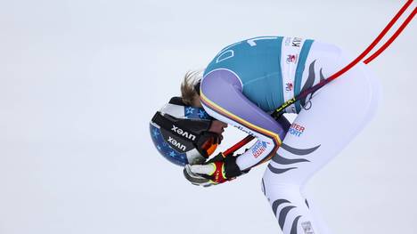 In einem packenden Saisonfinale verliert Emma Aicher die kleine Kristallkugel in der Abfahrtswertung an ihre Konkurrentin Laura Pirovano. 