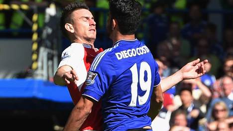 Diego Costa (r.) geriet gegen Arsenal mit Laurent Koscielny aneinander