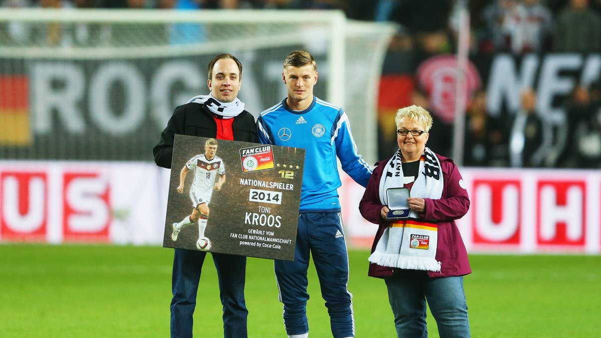Einem der Helden von Brasilien wird eine besondere Ehre zuteil: Toni Kroos erhält vor dem Spiel die Auszeichnung als Nationalspieler des Jahres