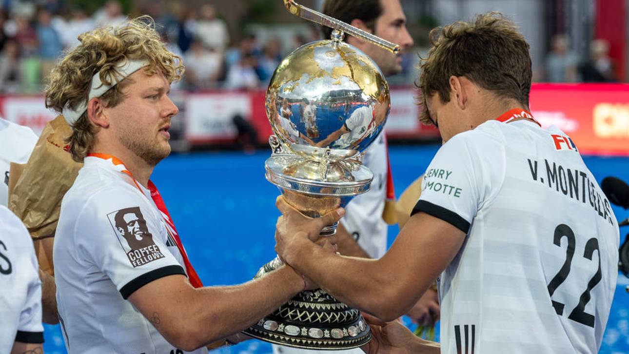 Hugo von Montgelas (r.) und Thies Prinz (l.) mit dem WM-Pokal