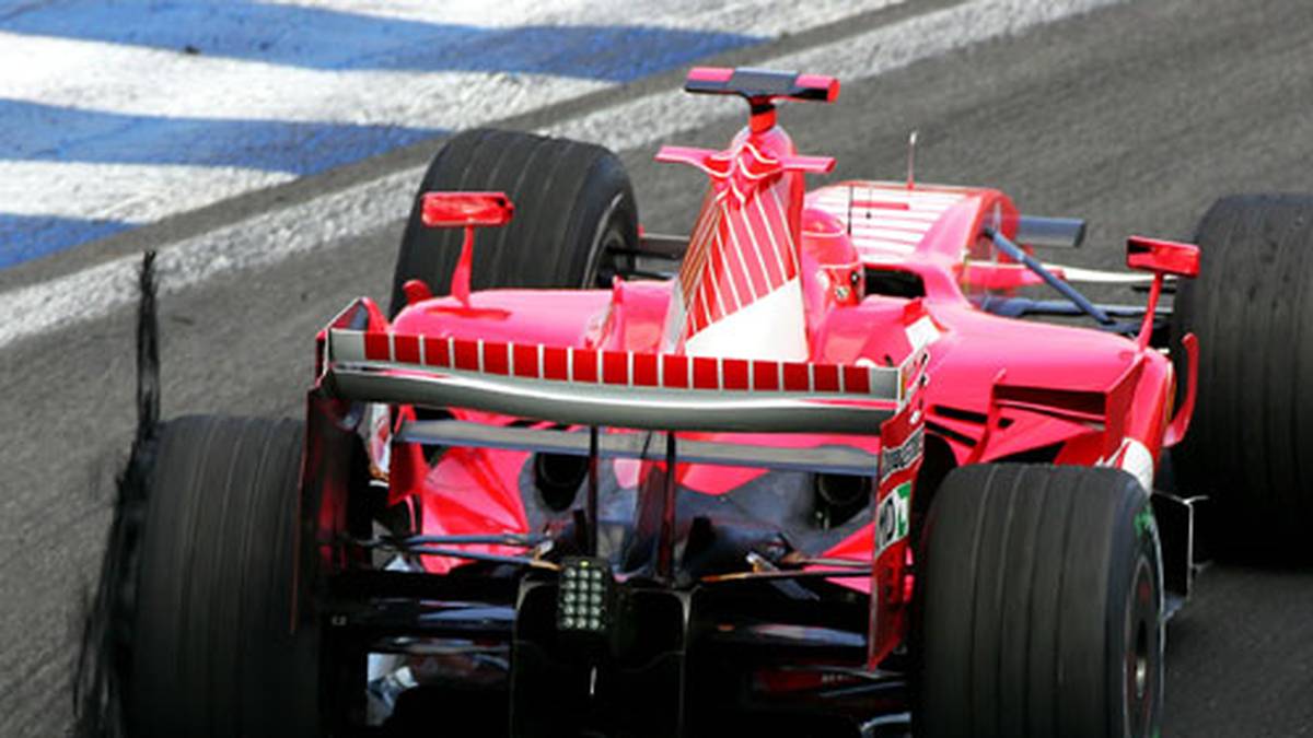 Im Rennen hat er dann Pech. Ein Reifenschaden wirft ihn zwischenzeitlich bis auf den letzten Platz zurück 