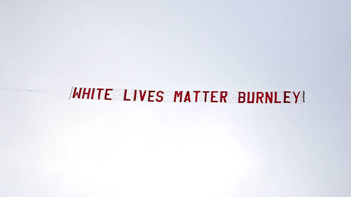 "White Lives Matter Burnley" war über dem Etihad Stadium zu lesen