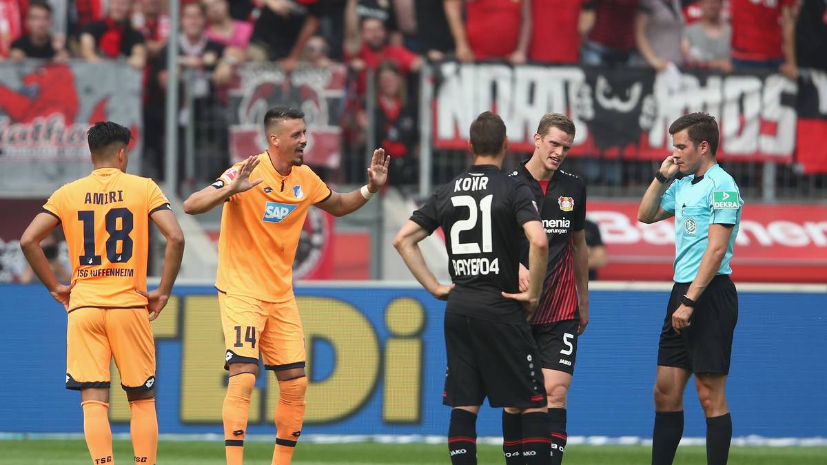 2. SPIELTAG: LEVERKUSEN - HOFFENHEIM (2:2). Harm Osmers im Blickpunkt. Der jüngste Bundesliga-Referee verweigert Wagner zunächst einen Elfer. Dann übersehen er und Video-Assistent Stark vor Hoffenheims Ausgleich zum 2:2 ein Foul an Henrichs