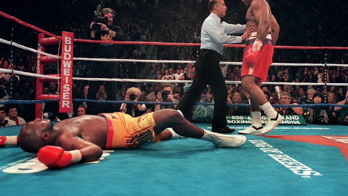 GEORGE FOREMAN: Mit unglaublichen 45 Jahren gelang es dem US-Amerikaner am 5. November 1994, Moorer in der zehnten Runde K.o. zu schlagen. Er wurde der älteste Schwergewichtsweltmeister aller Zeiten. Mit 20 Jahren lag die längste Zeitspanne zwischen dem Verlust und der Wiedererlangung des Titels