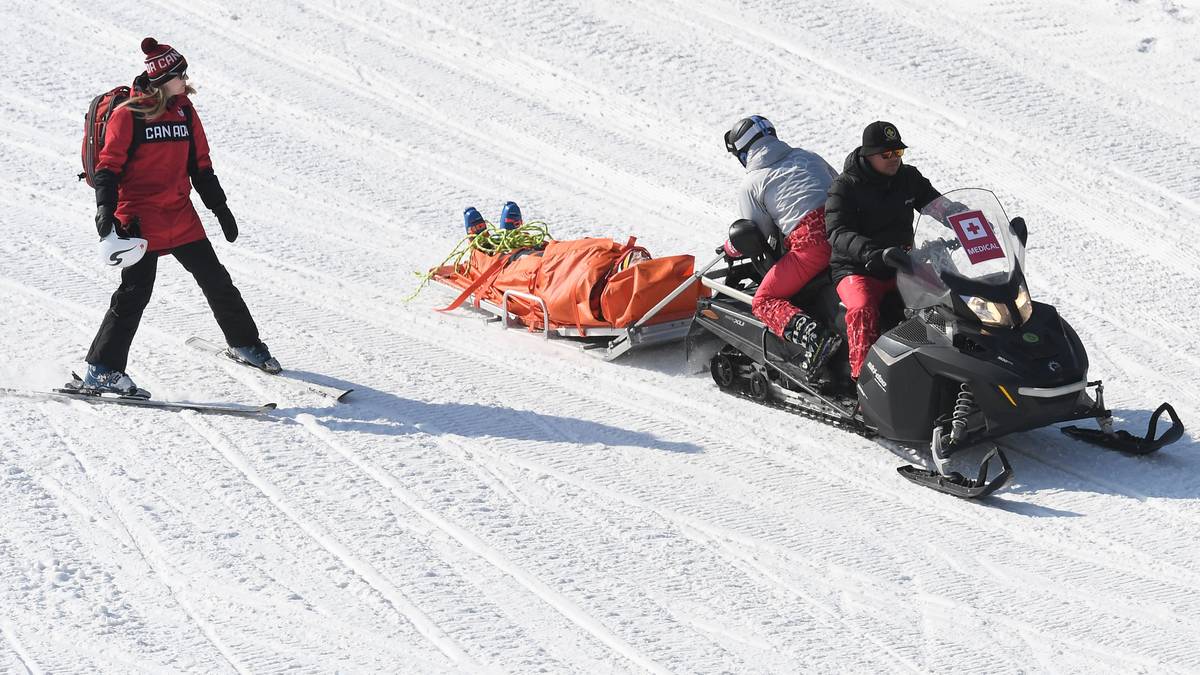 Delbosco muss mit dem Rettungsschlitten abtransportiert werden. Die schlimme Diagnose lautet Beckenbruch
