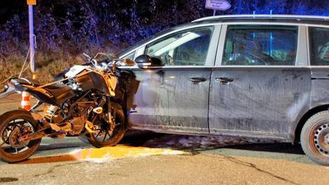 Ein Autofahrer übersah das entgegenkommende Motorrad und nahm ihnen beim Linksabbiegen die Vorfahrt
