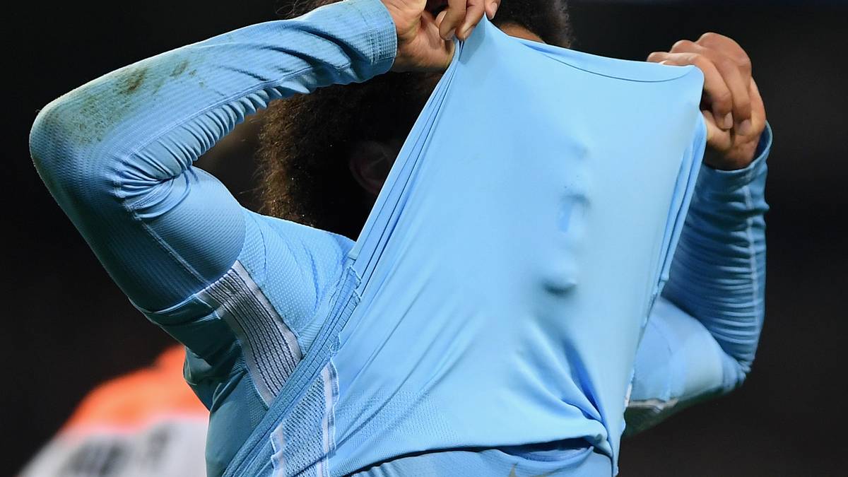 Bei Manchester City hat Sane in der Saison 17/18 anschließend Anlaufschwierigkeiten. In den ersten fünf Partien kommt er nur ein Mal zum Einsatz. "Er hat keine gute Vorbereitung absolviert. Er war nicht gut in den Testspielen. Er hatte es nicht verdient zu spielen", findet Guardiola klare Worte