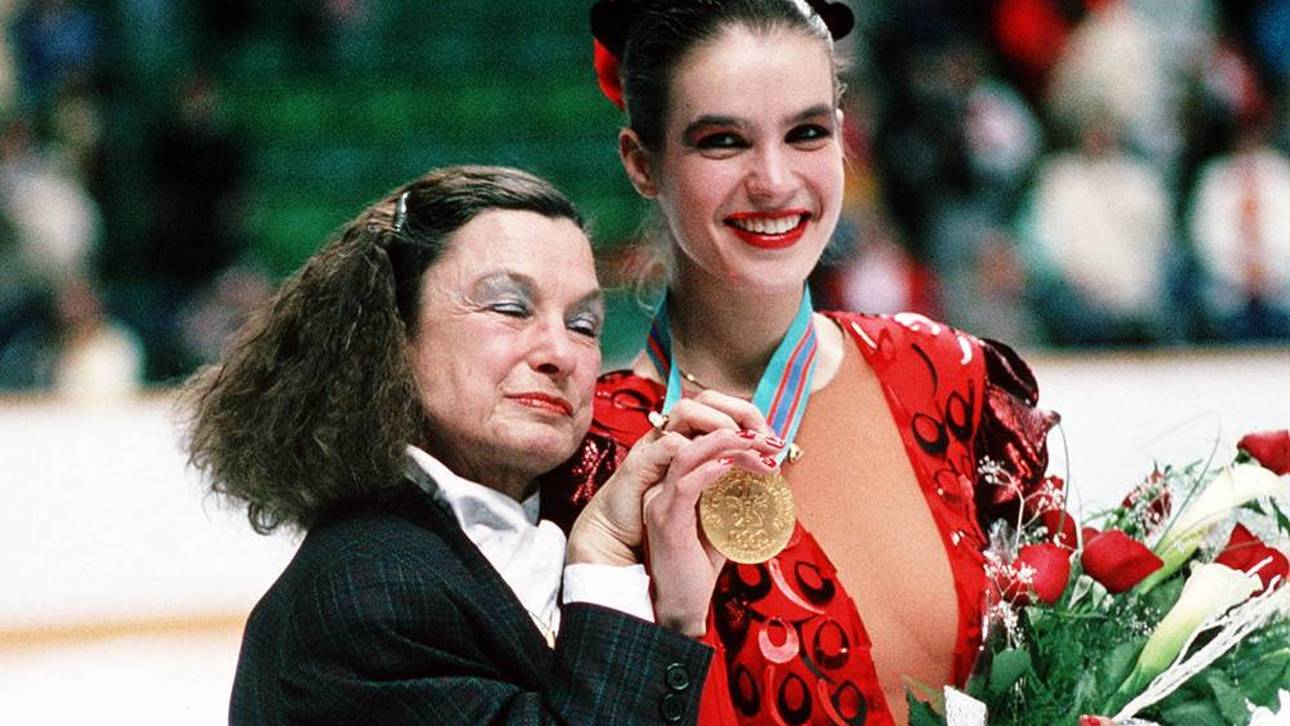 Katarina Witt (re.) posiert nach ihrem Olympiasieg 1988 in Calgary mit ihrer Trainerin Jutta Müller