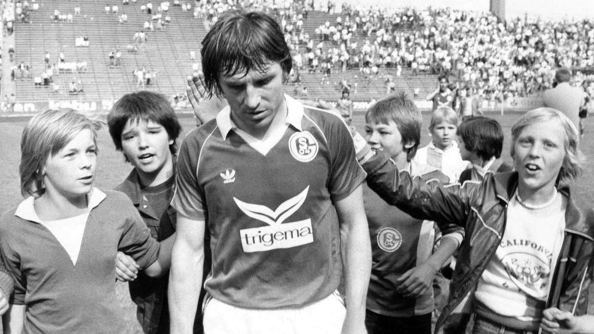 Der frühere Nationalspieler Klaus Fischer ist mit 210 Toren der Rekordtorschütze in der Vereinsgeschichte von S04