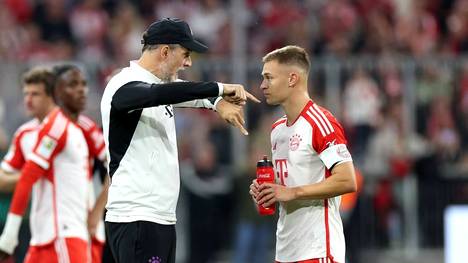 Nach dem Weiterkommen in der Champions League lobt Joshua Kimmich Trainer Thomas Tuchel für seinen Umgang mit dem feststehenden Abschied. Zudem verrät er, wie sich der Coach vor dem Spiel mutmaßlich am Fuß verletzte.