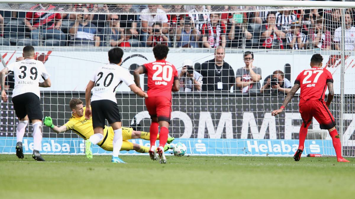 Das rächt sich nach der Pause. Davie Selke holt gegen Makoto Hasebe einen umstrittenen Strafstoß heraus und versenkt ihn gleich selbst zum 0:1 in der 58. Minute 