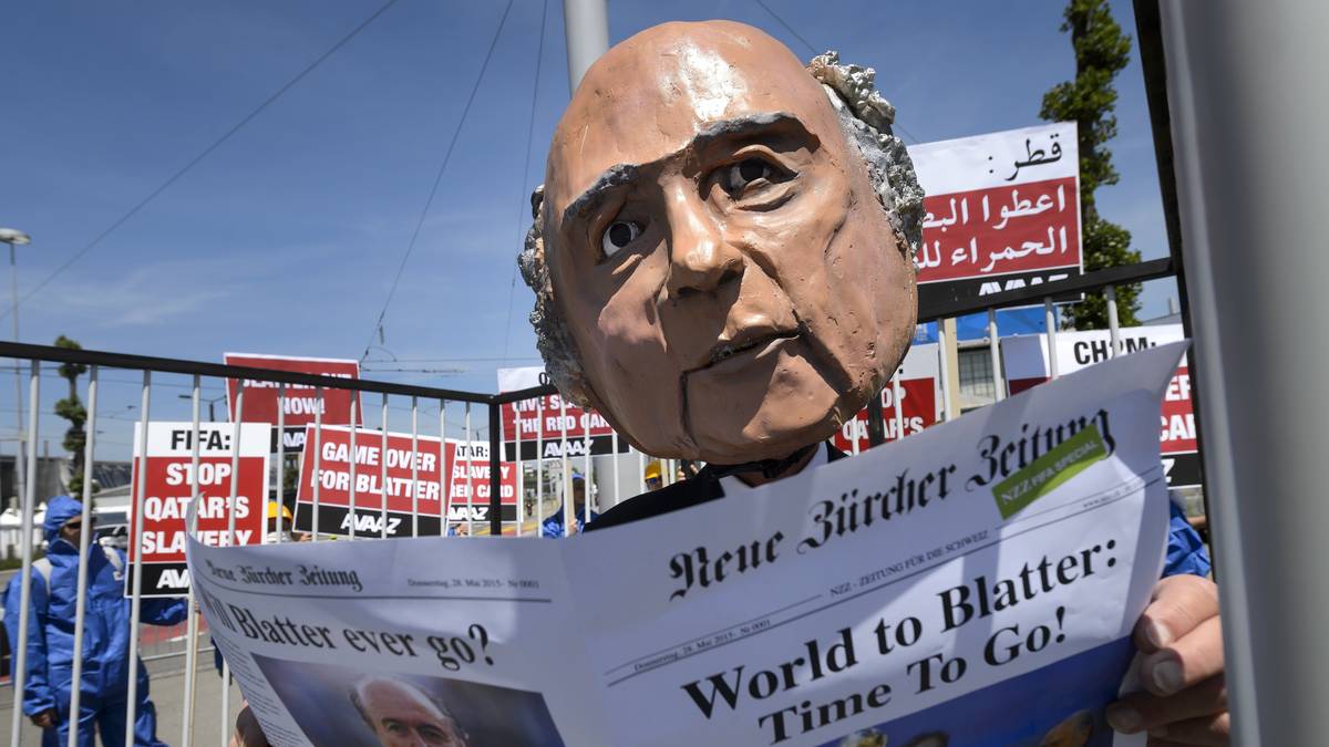 Vor den Veranstaltungsort mehren sich die Proteste gegen Präsident Sepp Blatter und seine Politik