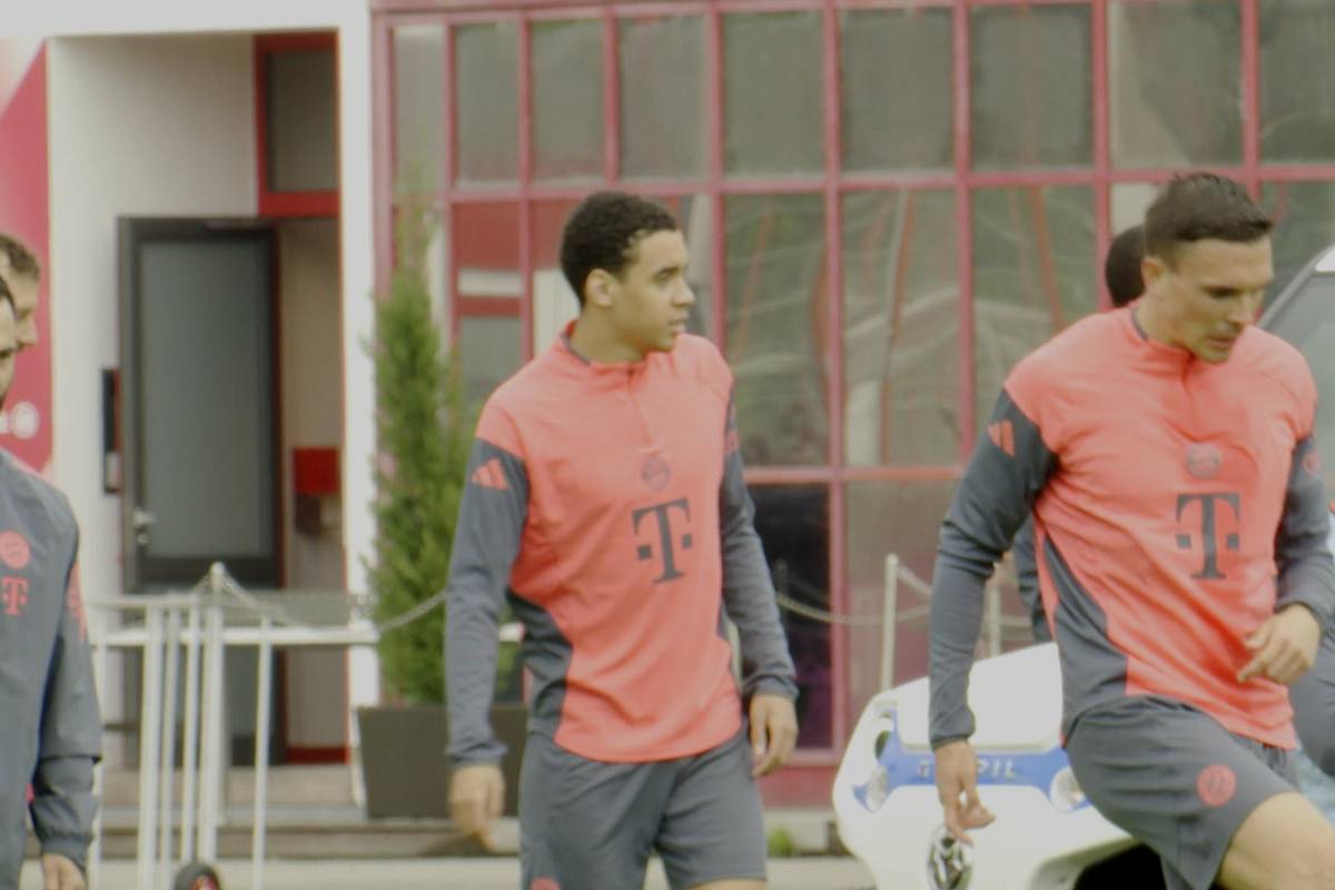 Jamal Musiala gibt zwei Spieltag vor Saisonende sein Comeback - zumindest auf dem Trainingsplatz. Dennoch wird er von den Anhängern an der Säbener Straße gefeiert. 