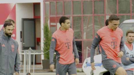 Jamal Musiala gibt zwei Spieltag vor Saisonende sein Comeback - zumindest auf dem Trainingsplatz. Dennoch wird er von den Anhängern an der Säbener Straße gefeiert. 
