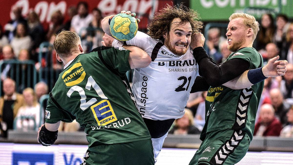 Die Handball-Bundesliga geht mit den Duellen zwischen Ludwigshafen und Göppingen sowie Stuttgart und Melsungen wieder los! Die Melsunger um Timm Schneider (M.) wollen ihrem Status als Geheimfavorit gerecht werden. SPORT1 macht den Favoritencheck