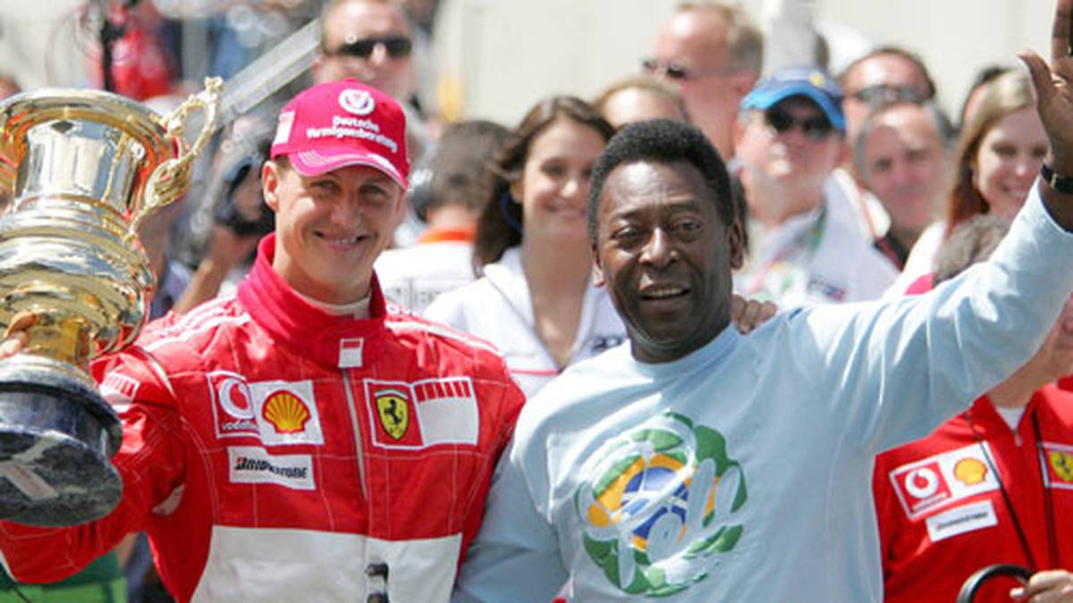 Schon vor dem Rennen wird Schumacher vom brasilianischen Fußball-Idol Pelé für seine Verdienste in der Formel 1 geehrt 