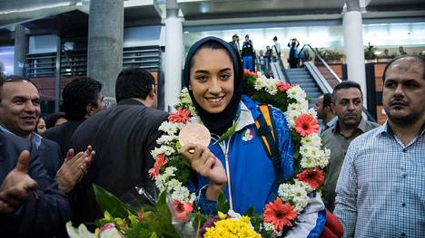 Kimia Alizadeh mit der Bronzemedaille, die sie in Rio gewann