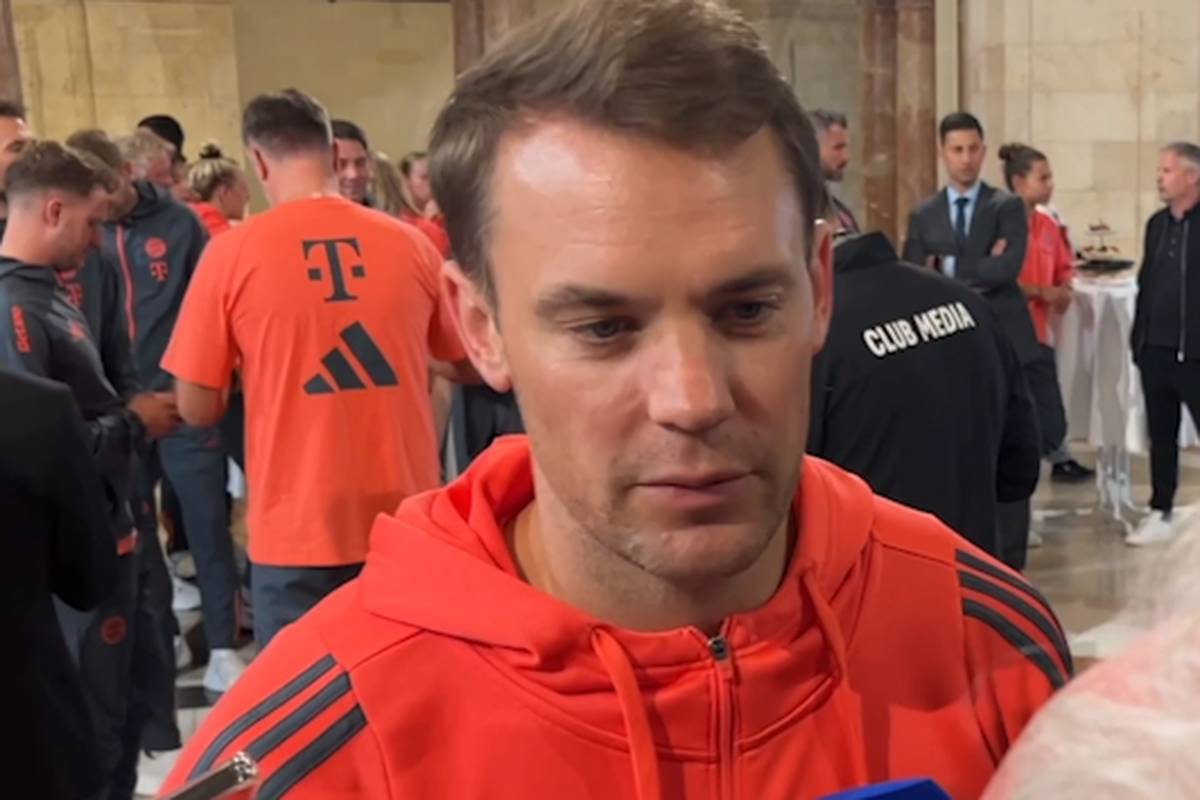 Manuel Neuer wird auf der Meisterehrung zu einem möglichen Comeback in der Nationalmannschaft befragt. Der Bayern-Keeper hat eine klare Meinung dazu.