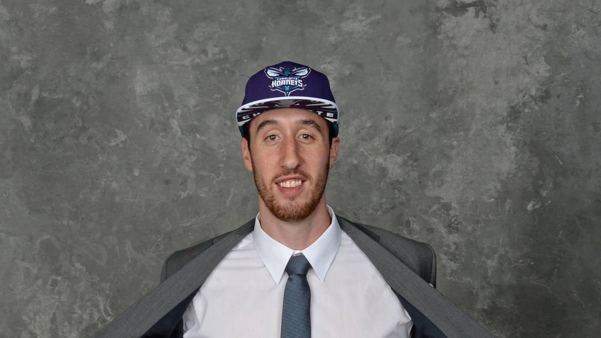 9. CHARLOTTE HORNETS - Frank Kaminsky (Power Forward/Center; Wisconsin; 22): Etwas überraschend ist die recht frühe Wahl von Frank "the Tank" Kaminsky. Der Big Man mit dem weichen Händchen, der seinem Spitznamen bei der Anzugwahl alle Ehre machte, hat seine Stärken vor allem in der Offense. Der College-Spieler des Jahres, Vizemeister mit den Badgers, ist ein mobiler Sevenfooter mit hohem Basketball-IQ. Athletik und Rebounding gehören zu seinen Schwächen, viel Upside hat der 22-Jährige wohl auch nicht mehr. NBA-Vergleich:  Ryan Anderson/Spencer Hawes