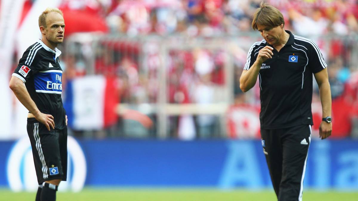 Doch Oenning muss letztlich feststellen, dass die Bundesliga eine Nummer zu groß für ihn ist. Wieder spielen die Bayern Schicksal. Die Hamburger gehen in der Allianz Arena unter. Für Oenning ist Schluss. Danach erzählen Spieler, Oenning hätte vor dem Stürmer Miroslav Klose gewarnt. Dabei spielte dieser längst in Italien