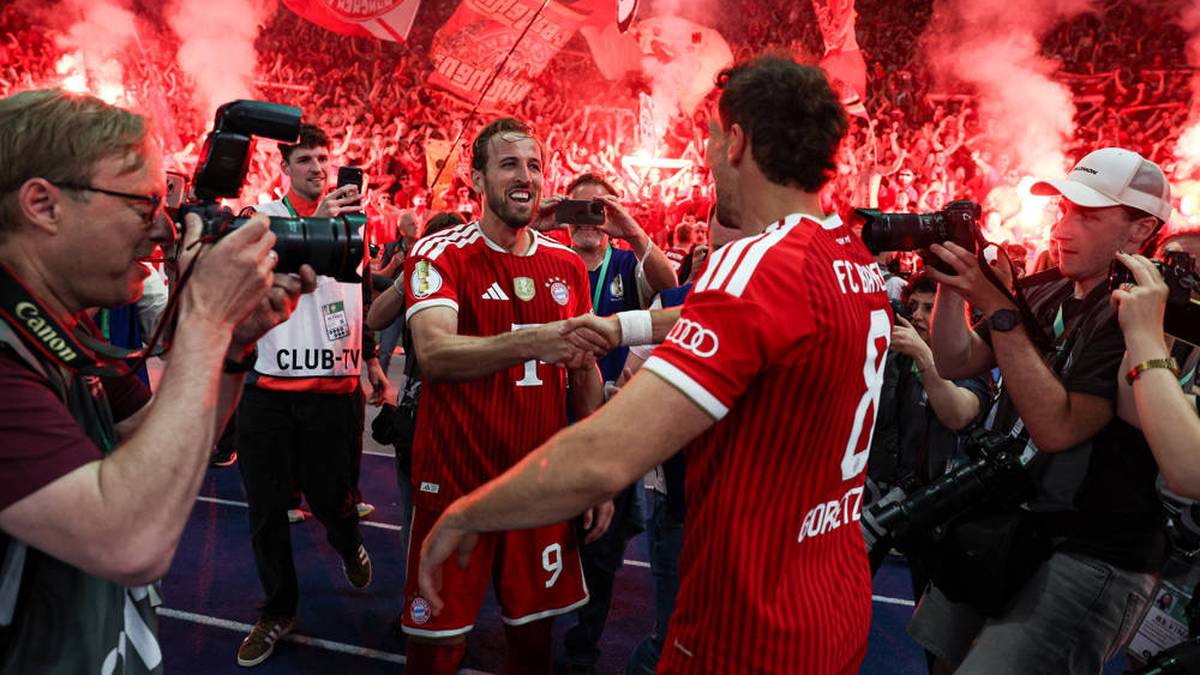 Vor der Pyro-Kurve genießen Kane und Goretzka den Moment
