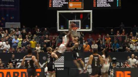 Beim EuroCup treffen die NINERS Chemnitz auf Ratiopharm Ulm. Ein Spiel auf Augenhöhe und mit einigen schönen Szenen, darunter der Alley-Hoop Poster-Dunk. Am Ende muss sich Ulm nach einem harten Kampf mit 78:89 gegen Chemnitz geschlagen geben.
