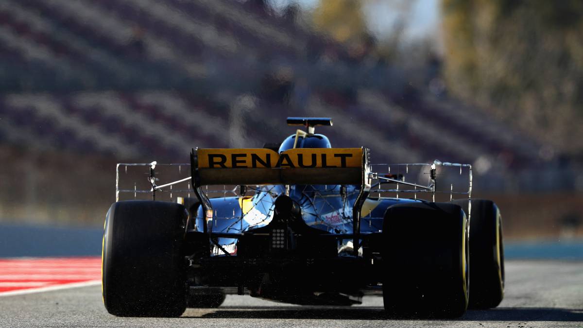 Außerdem ist die Haifischflosse am Heck Geschichte. Härter trifft die Teams die neue Motoren-Regulierung. Statt bisher vier erlaubten Motoren pro Saison, sind 2018 nur noch drei neue Aggregate erlaubt