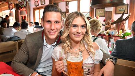 Niklas Süle mit seiner Freundin Melissa Halter auf dem Oktoberfest